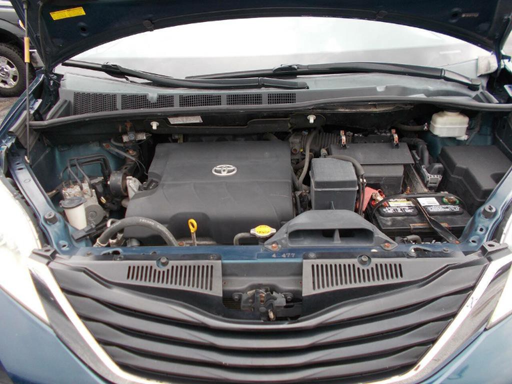 2012 Toyota Sienna Image 9