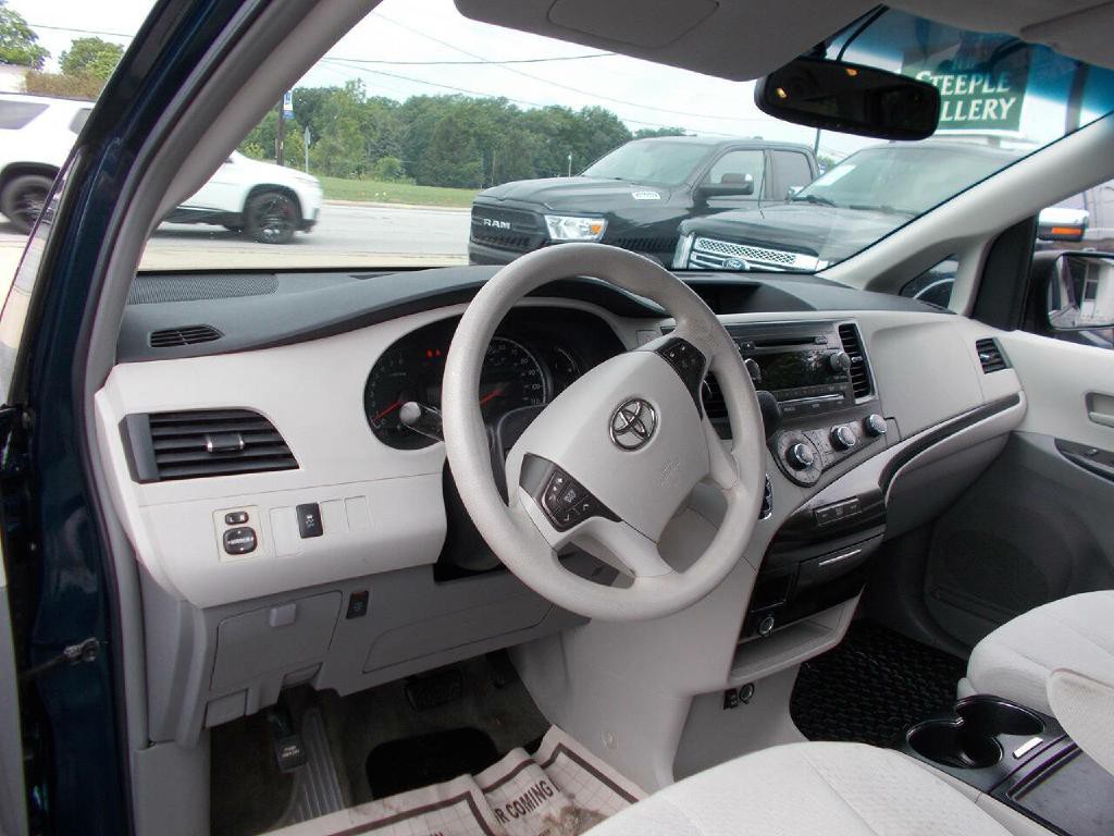 2012 Toyota Sienna Image 10