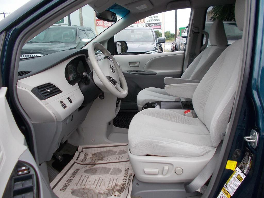 2012 Toyota Sienna Image 11