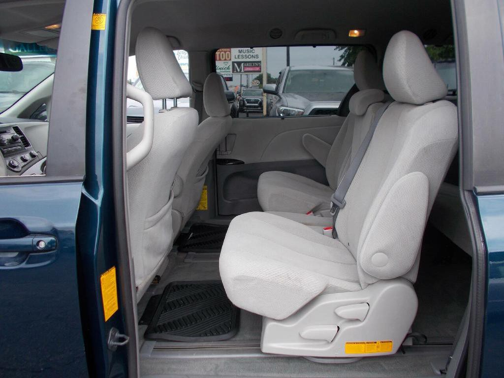 2012 Toyota Sienna Image 12