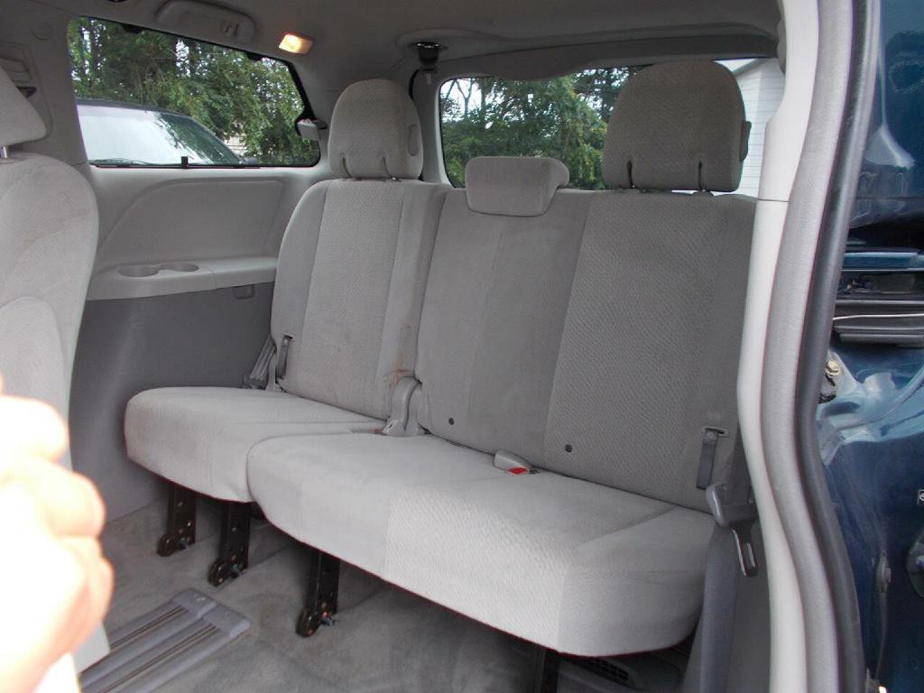 2012 Toyota Sienna Image 13