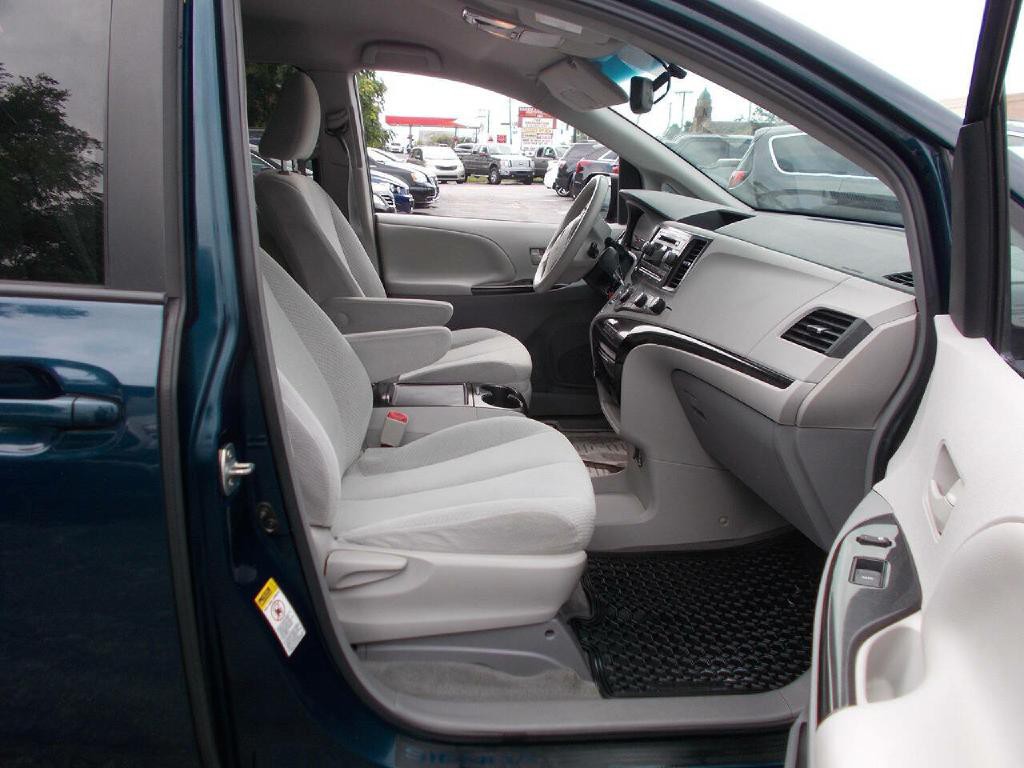 2012 Toyota Sienna Image 14