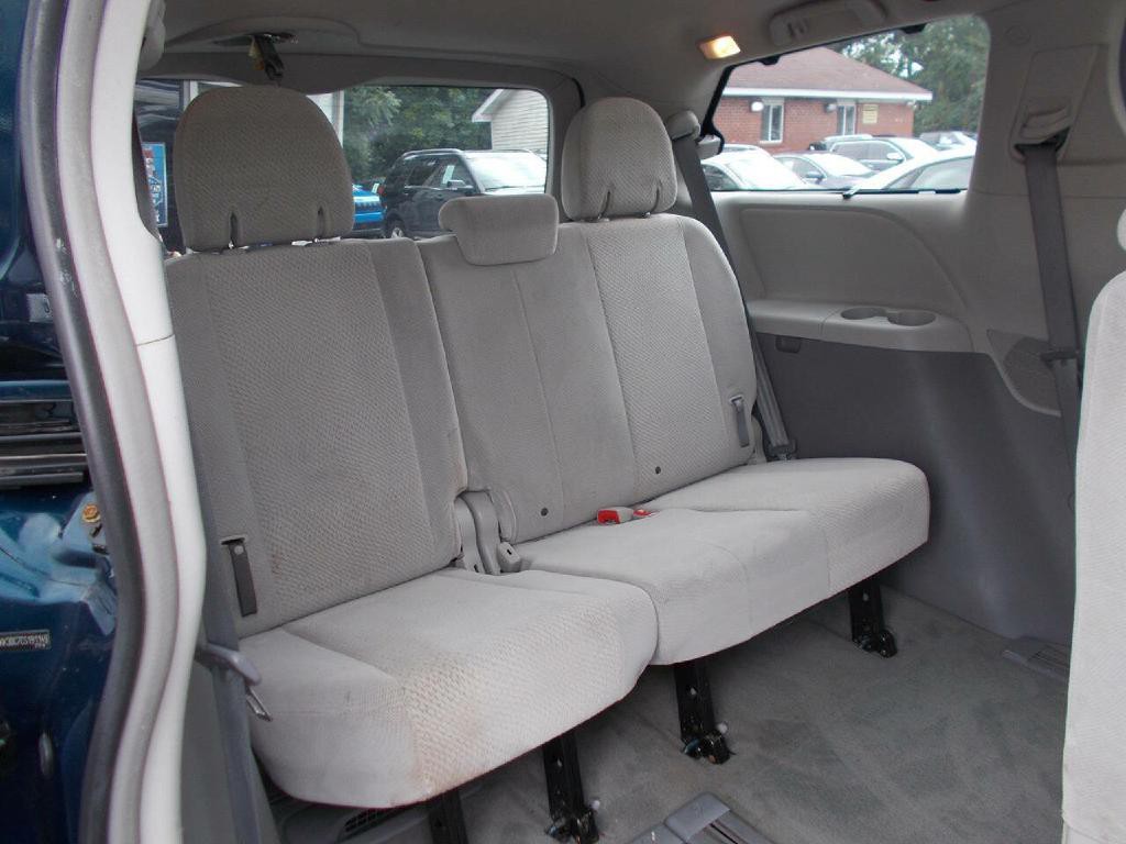 2012 Toyota Sienna Image 16