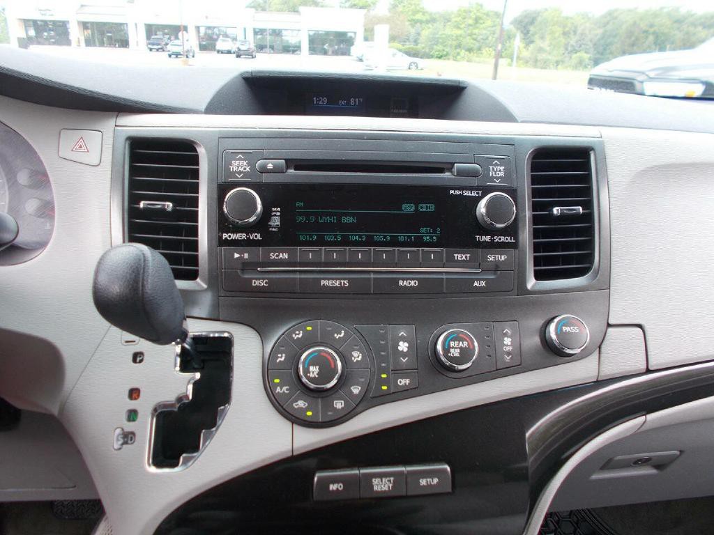 2012 Toyota Sienna Image 17