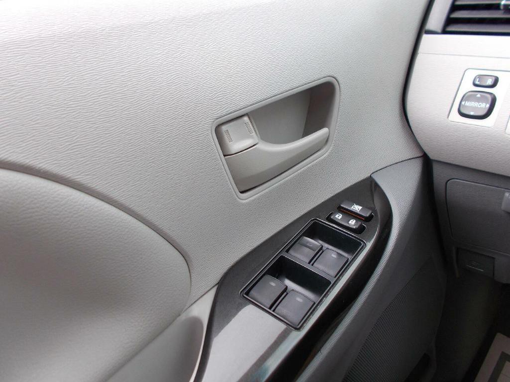 2012 Toyota Sienna Image 19