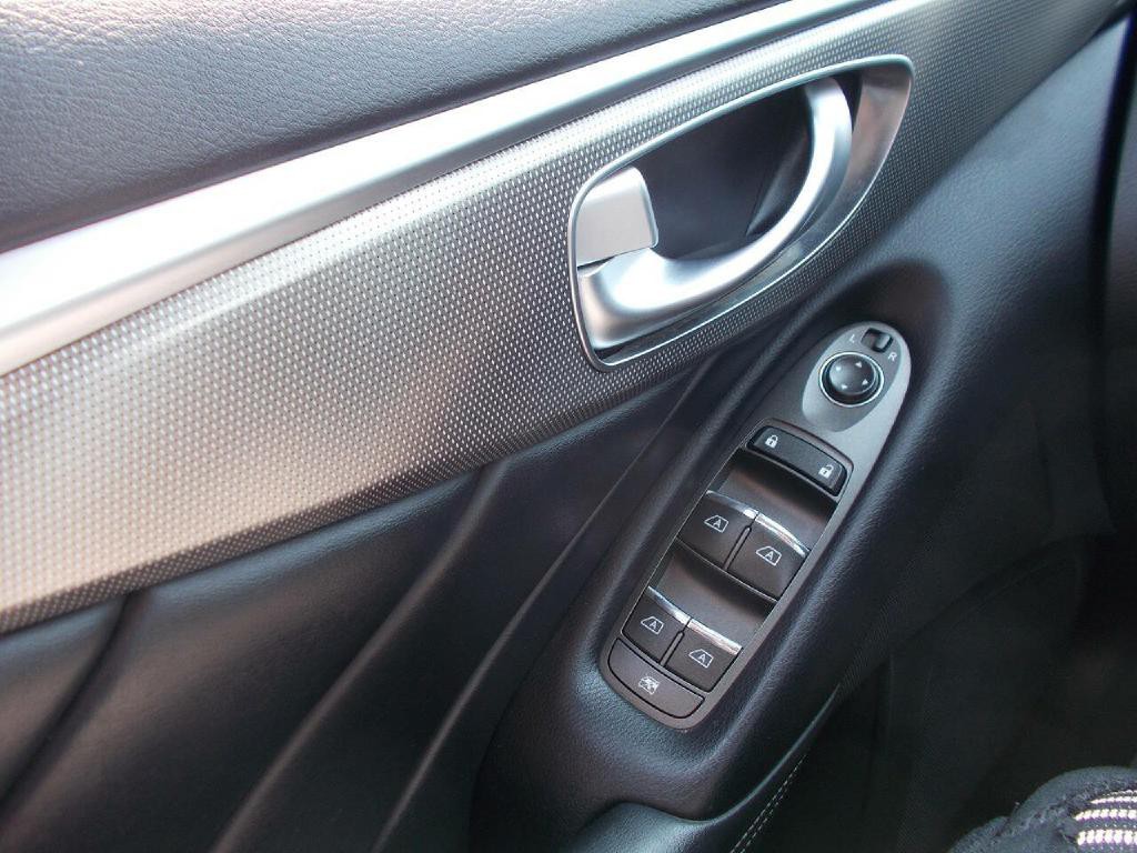 2015 INFINITI Q50 Image 19