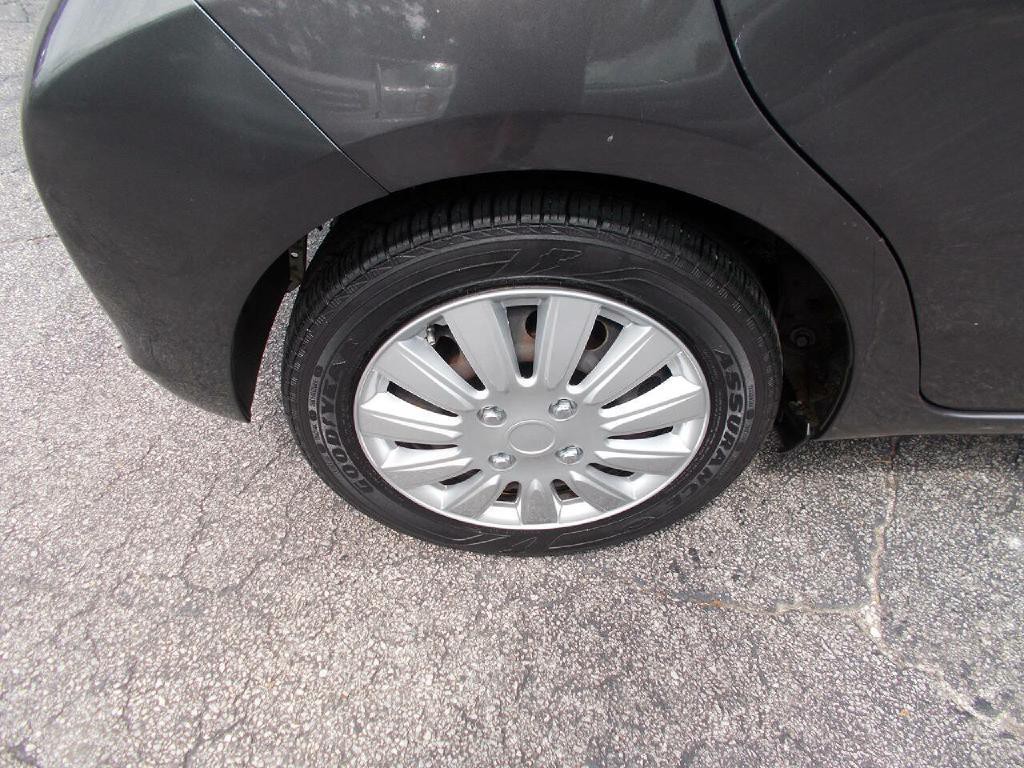 2013 Toyota Yaris Image 5