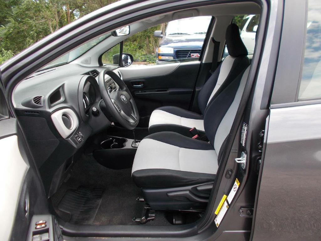 2013 Toyota Yaris Image 9