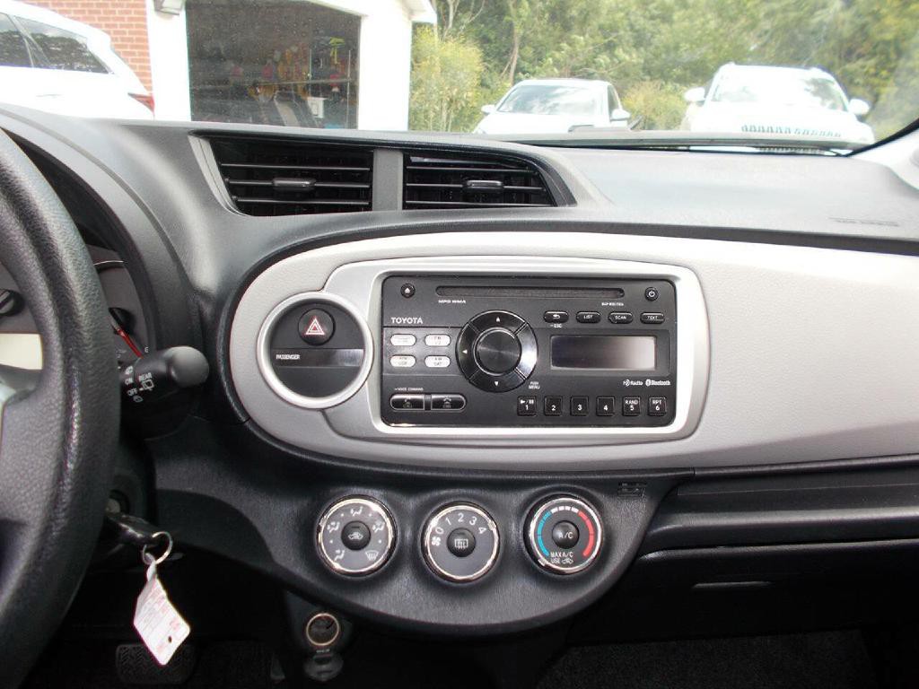 2013 Toyota Yaris Image 14