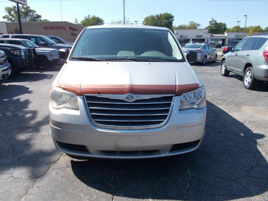 2010 Chrysler Town & Country Image 2