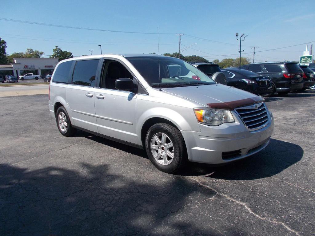 2010 Chrysler Town & Country Image 3