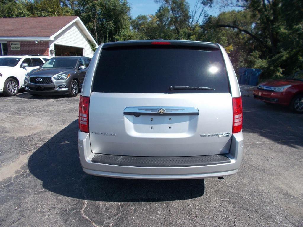 2010 Chrysler Town & Country Image 4