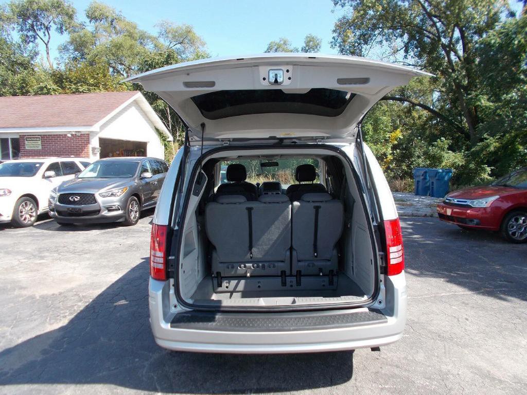 2010 Chrysler Town & Country Image 6