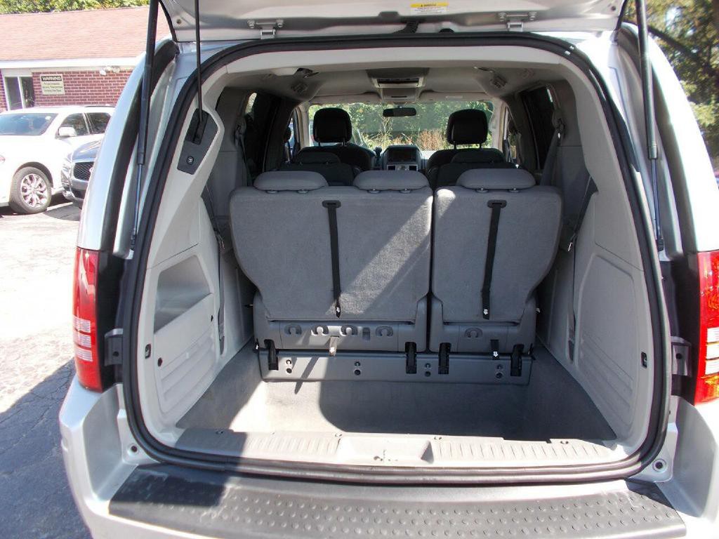 2010 Chrysler Town & Country Image 7