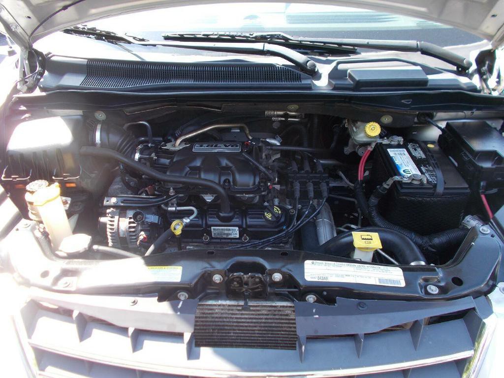 2010 Chrysler Town & Country Image 8