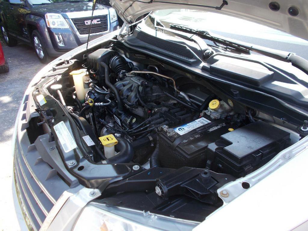 2010 Chrysler Town & Country Image 9