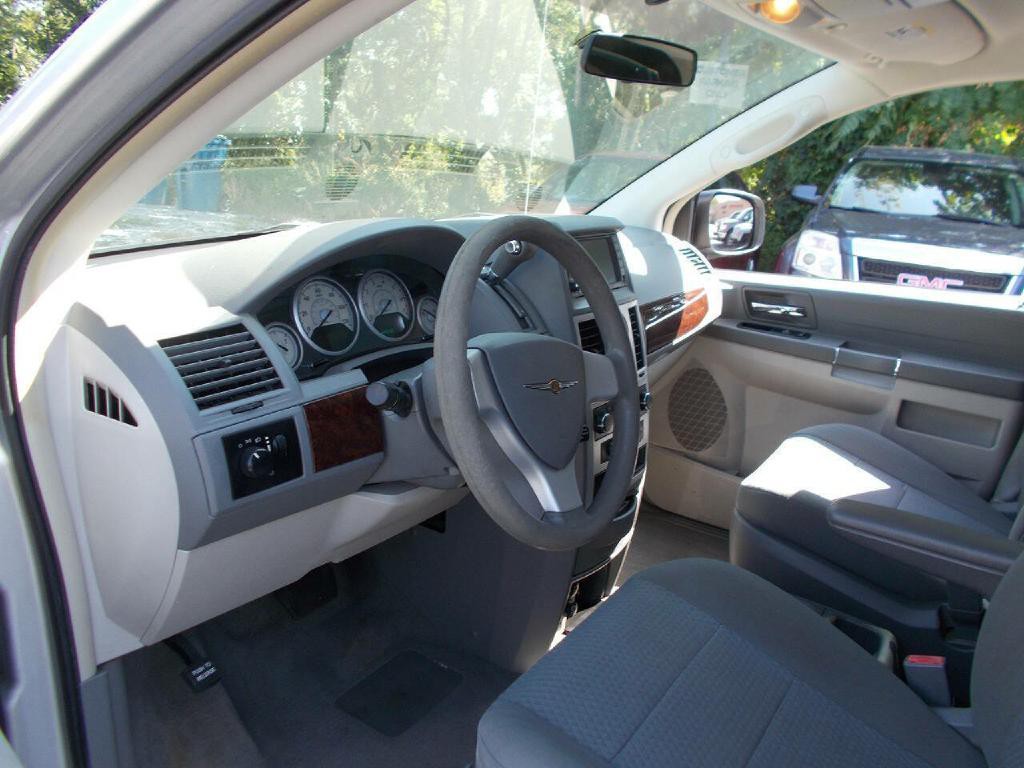 2010 Chrysler Town & Country Image 10