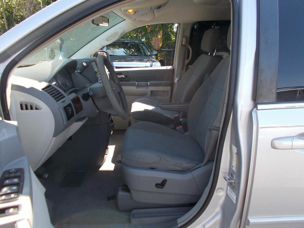 2010 Chrysler Town & Country Image 11