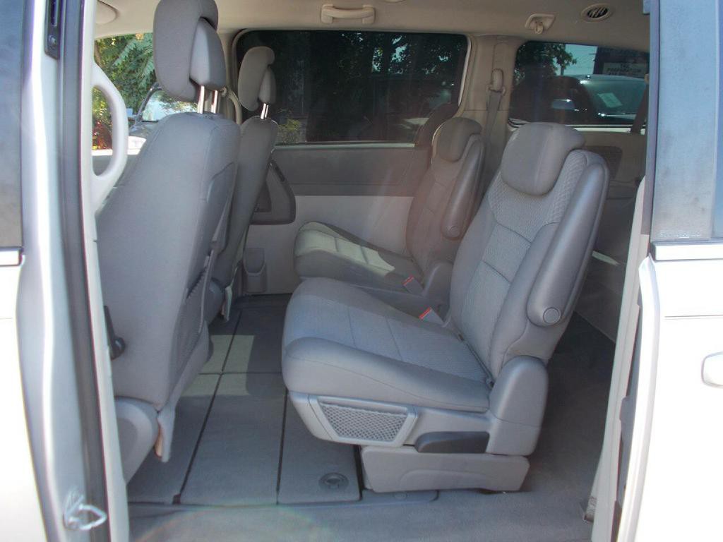 2010 Chrysler Town & Country Image 12