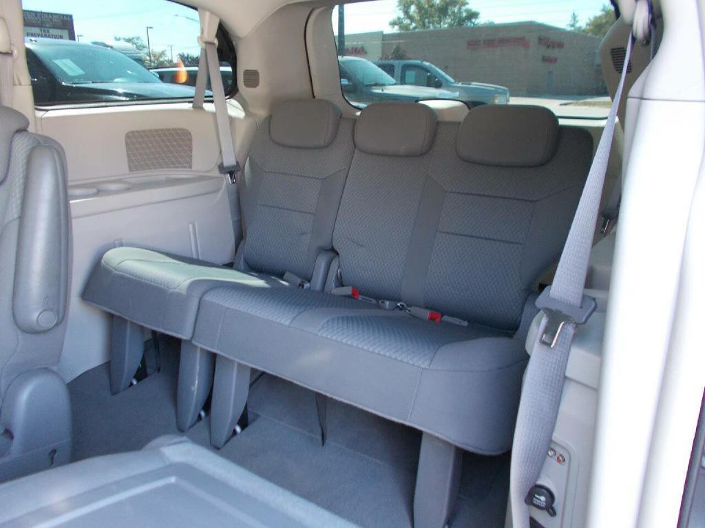 2010 Chrysler Town & Country Image 13