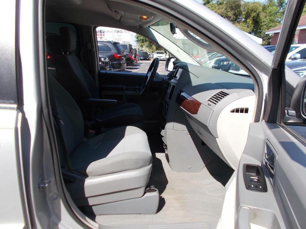2010 Chrysler Town & Country Image 14