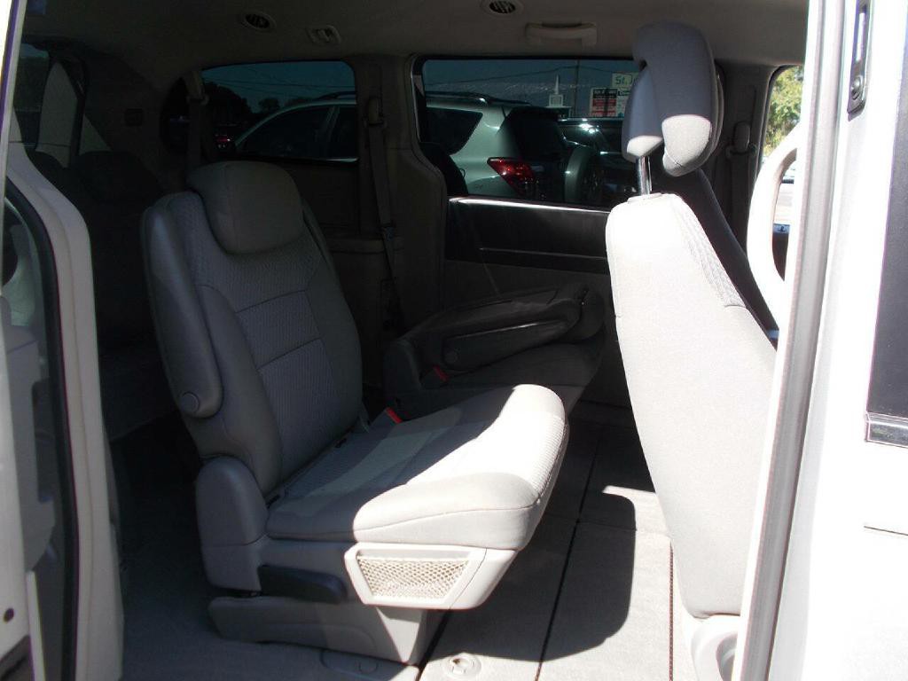 2010 Chrysler Town & Country Image 15