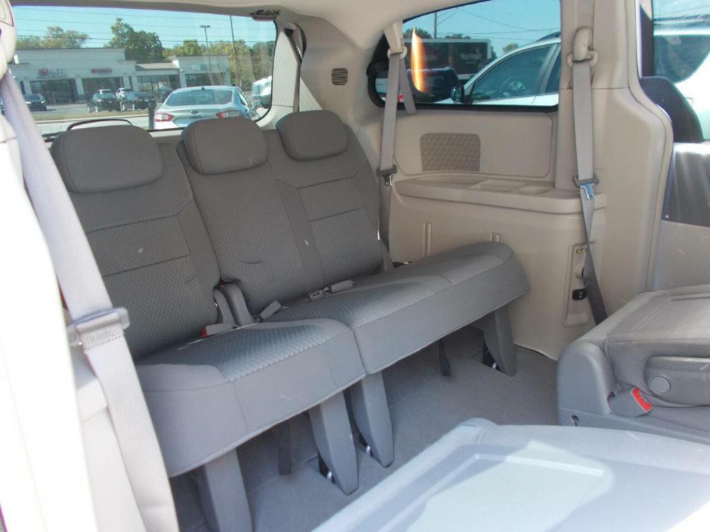 2010 Chrysler Town & Country Image 16