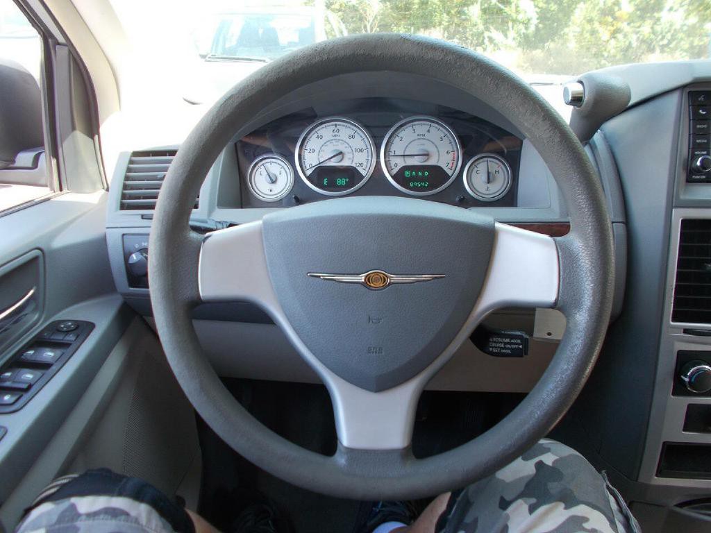2010 Chrysler Town & Country Image 20