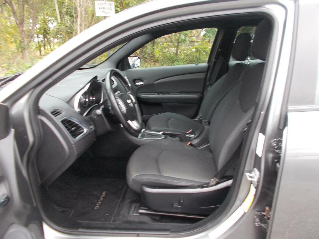 2012 Dodge Avenger Image 11