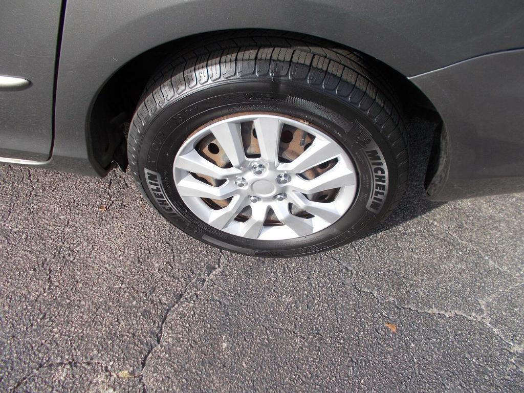 2004 Toyota Sienna Image 5