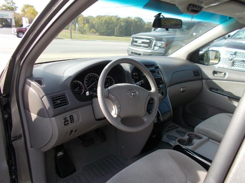 2004 Toyota Sienna Image 9