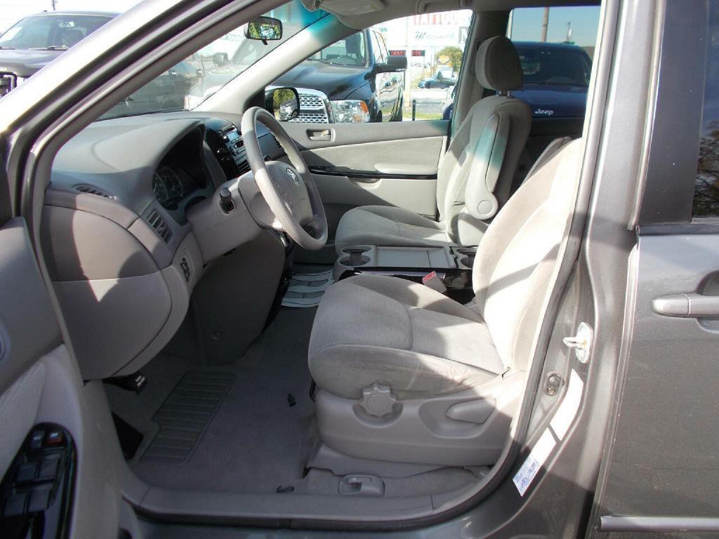 2004 Toyota Sienna Image 10