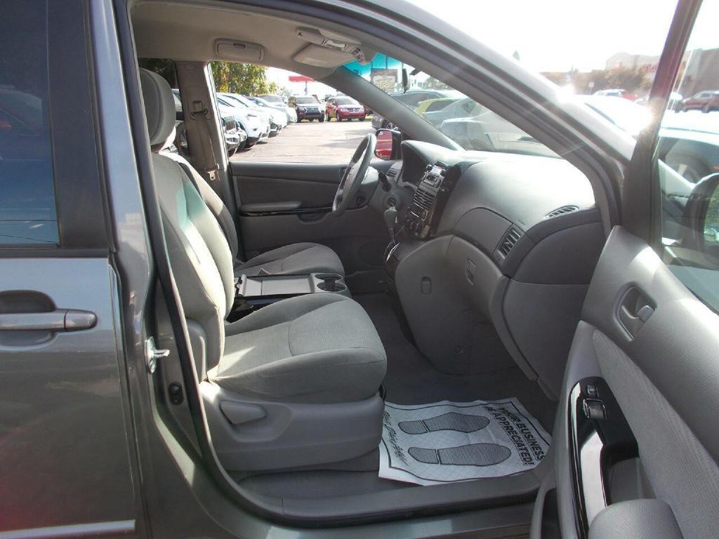 2004 Toyota Sienna Image 13
