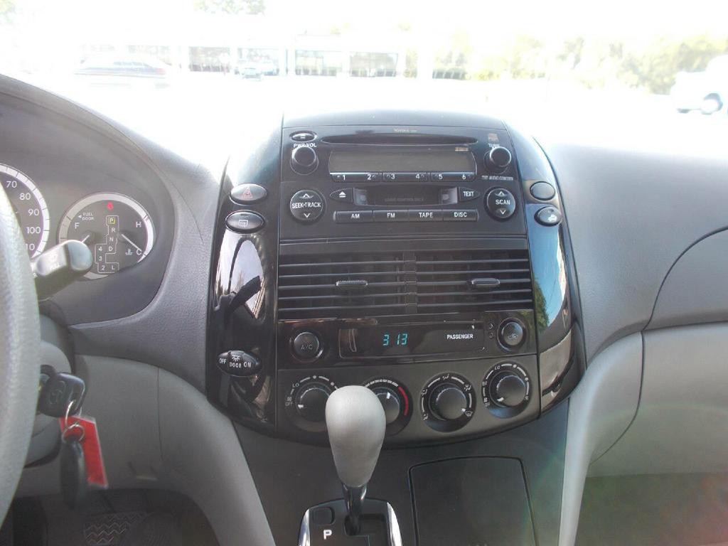 2004 Toyota Sienna Image 17
