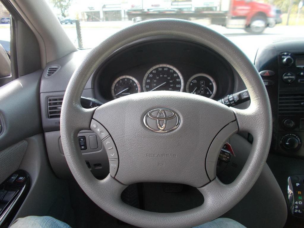 2004 Toyota Sienna Image 19