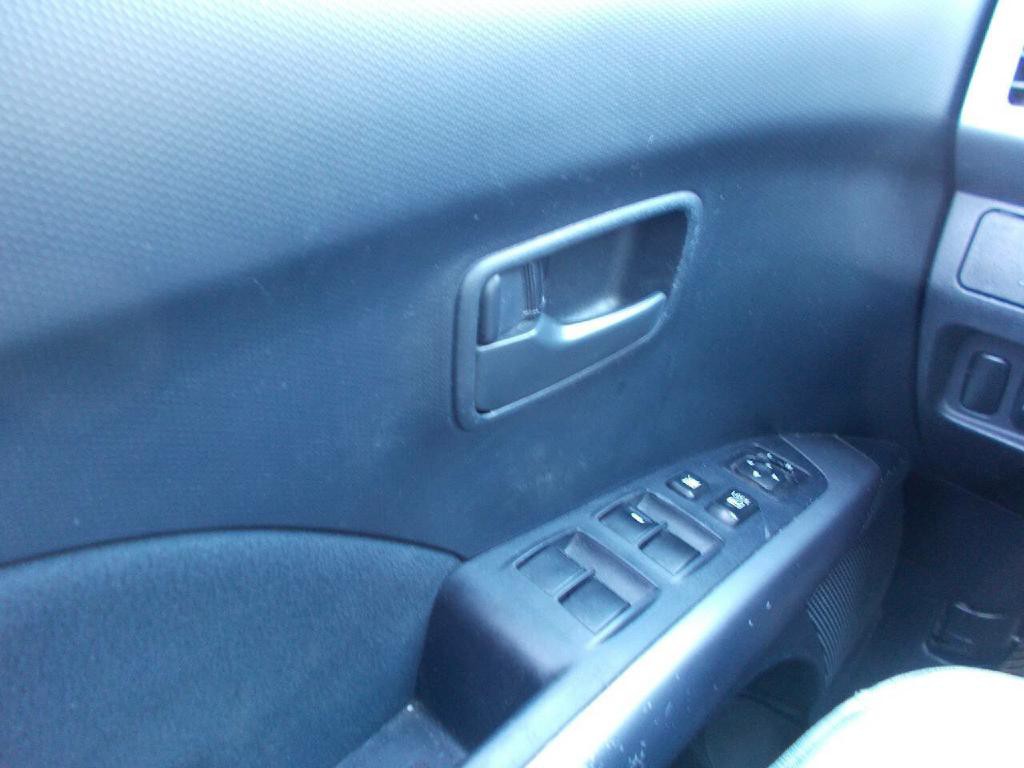 2008 Mitsubishi Outlander Image 16