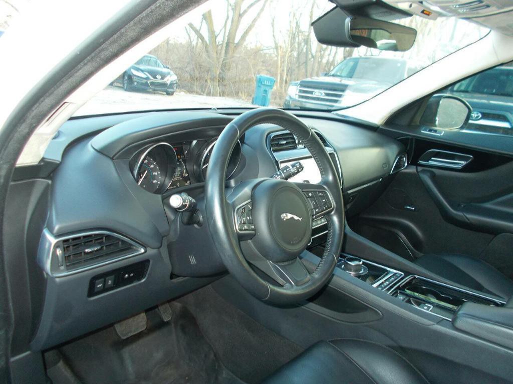 2020 Jaguar F-PACE Image 9