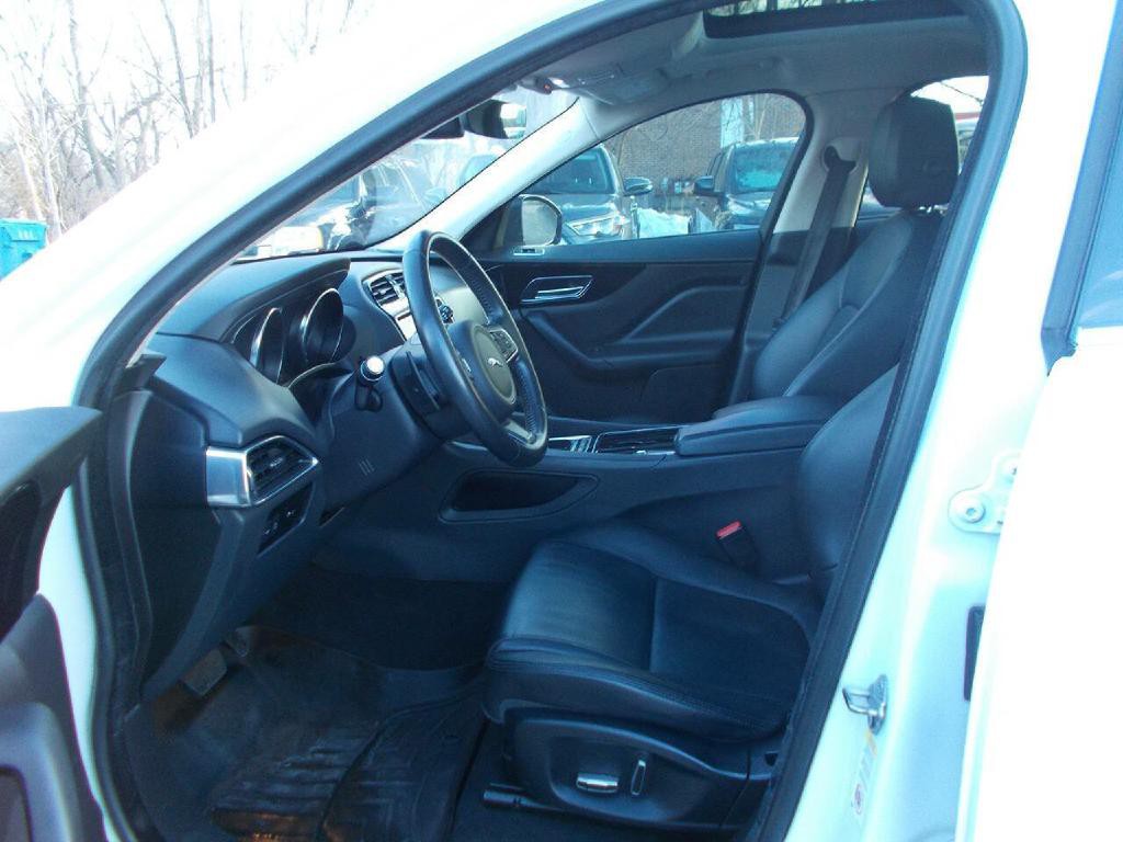 2020 Jaguar F-PACE Image 11