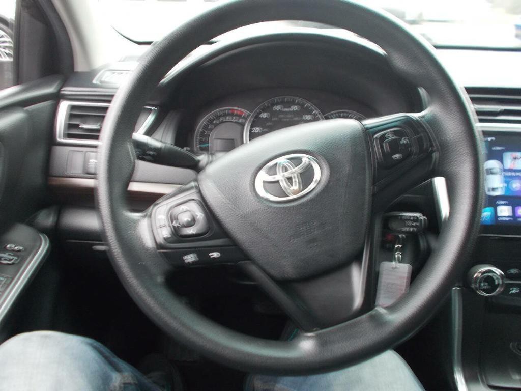 2015 Toyota Camry Image 18