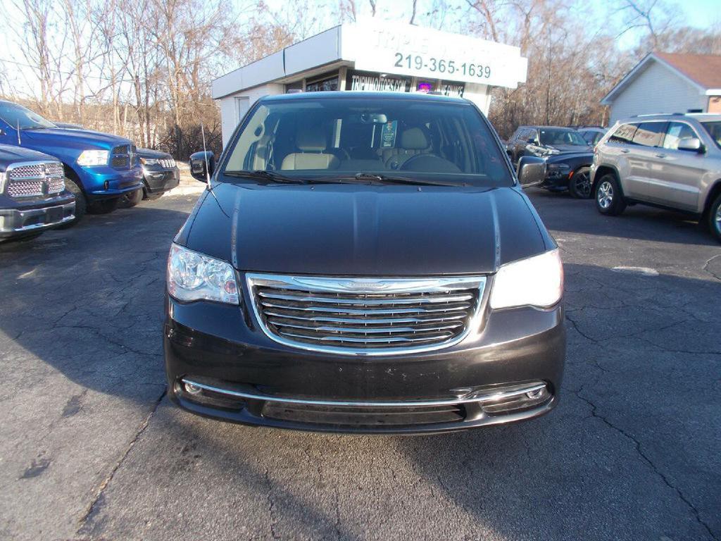 2015 Chrysler Town & Country Image 2