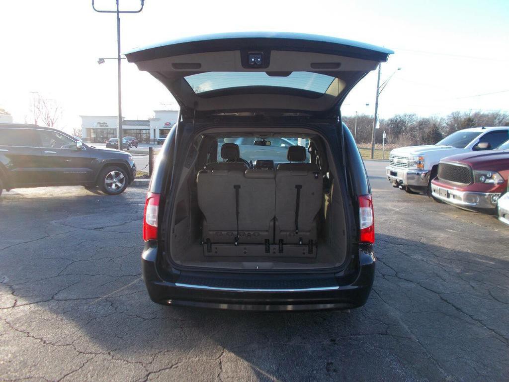 2015 Chrysler Town & Country Image 6