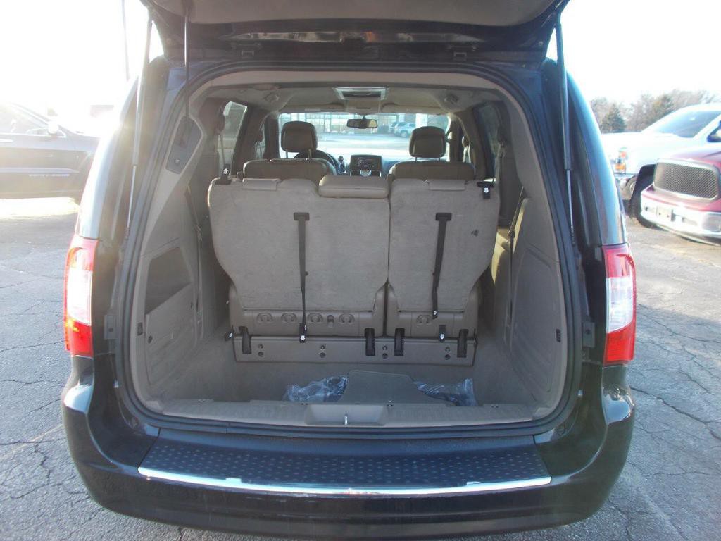 2015 Chrysler Town & Country Image 7