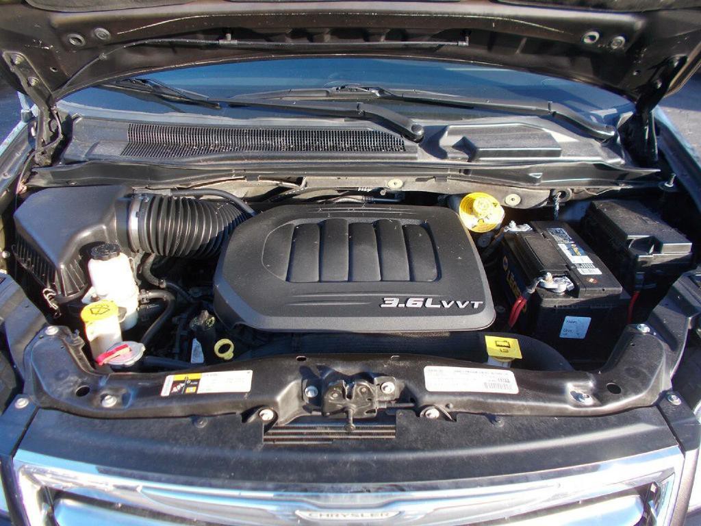 2015 Chrysler Town & Country Image 8