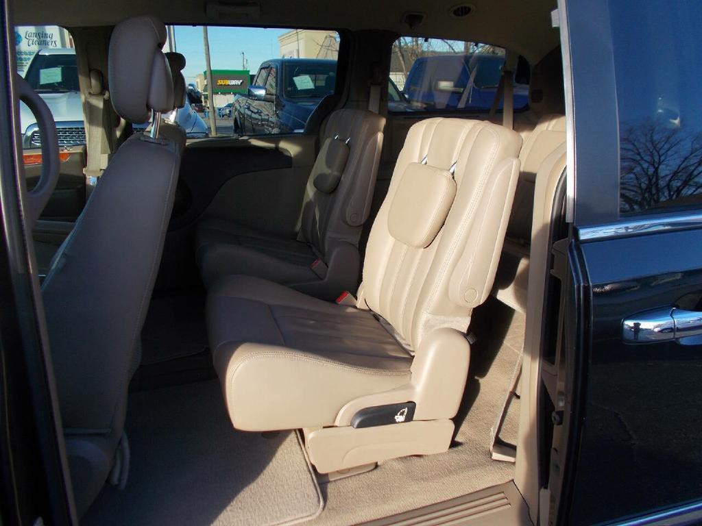 2015 Chrysler Town & Country Image 12