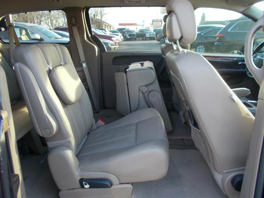 2015 Chrysler Town & Country Image 15