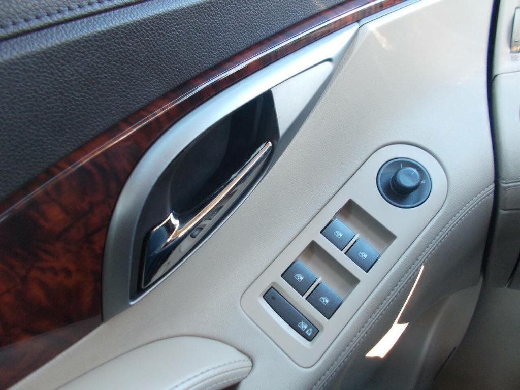 2010 Buick Lacrosse Image 16