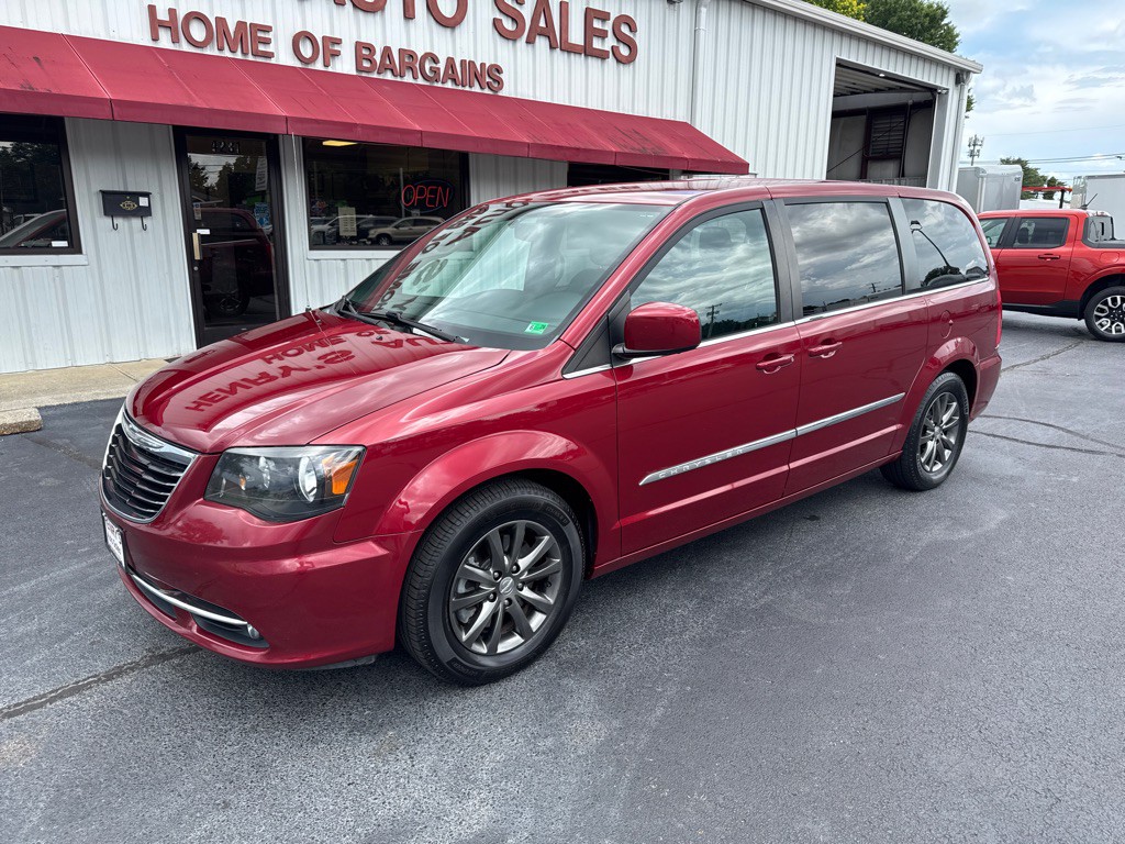 2016 Chrysler Town & Country Image 2