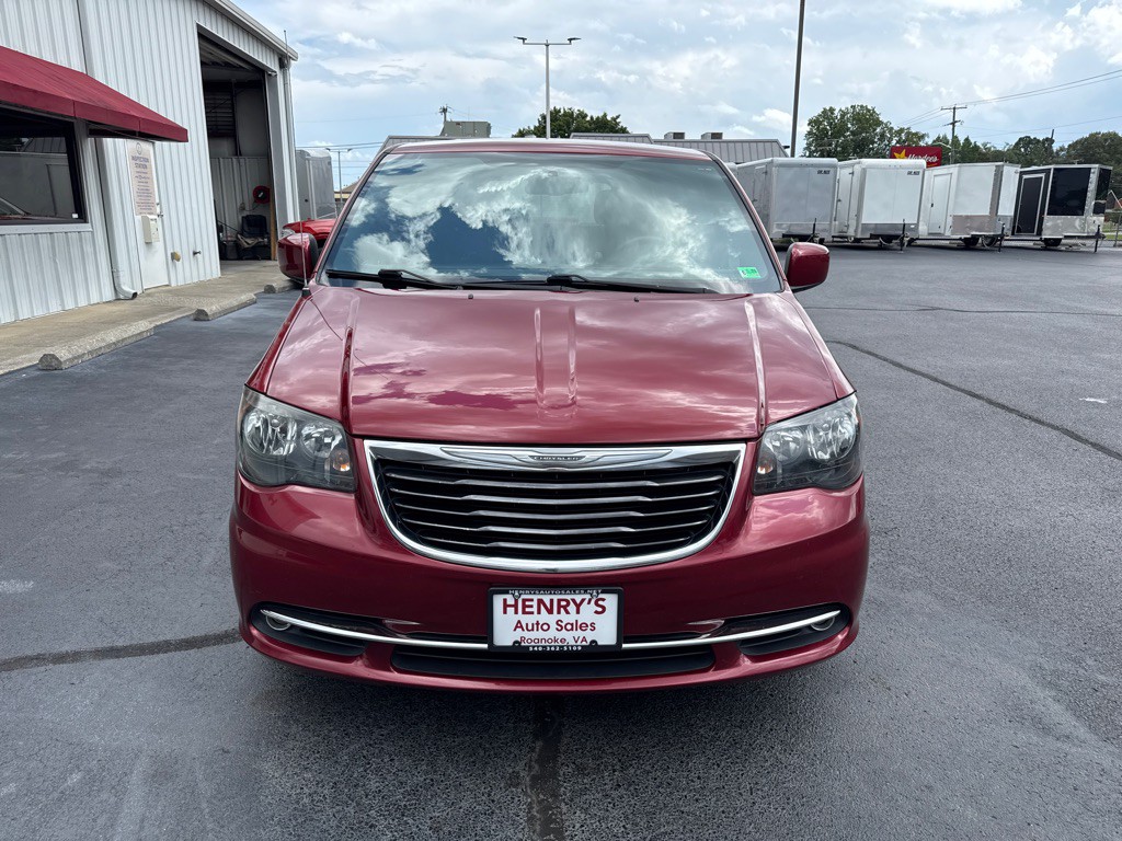 2016 Chrysler Town & Country Image 3