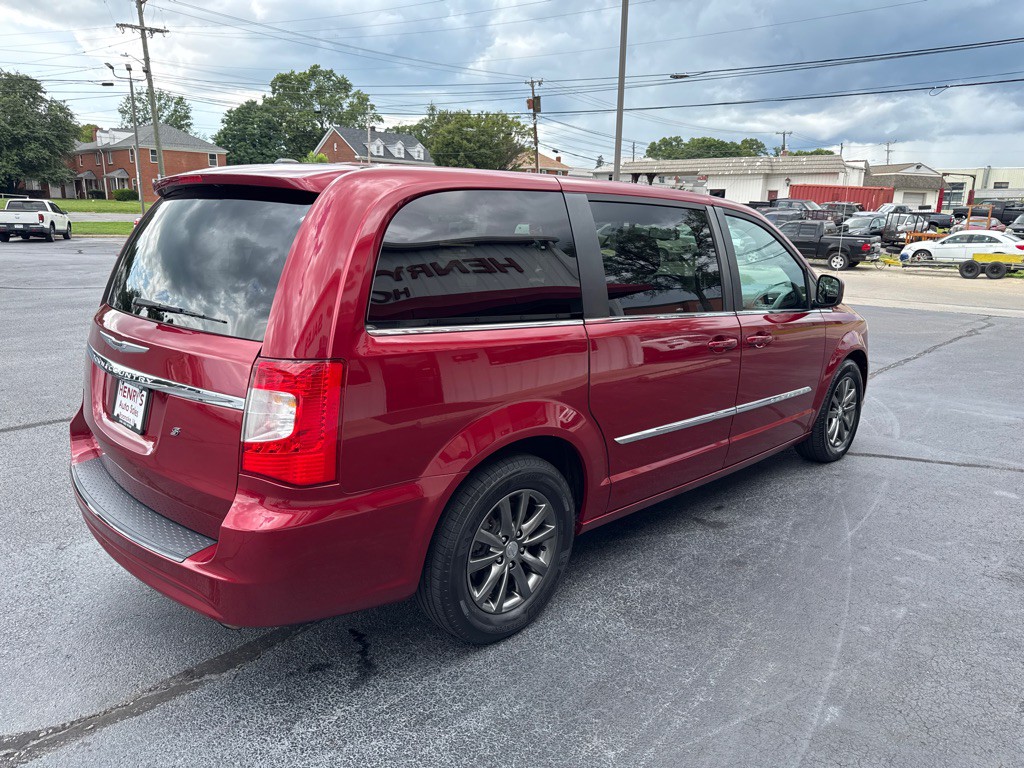 2016 Chrysler Town & Country Image 5