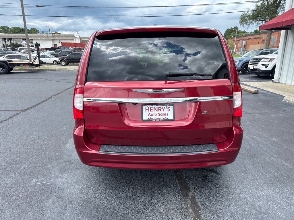 2016 Chrysler Town & Country Image 6